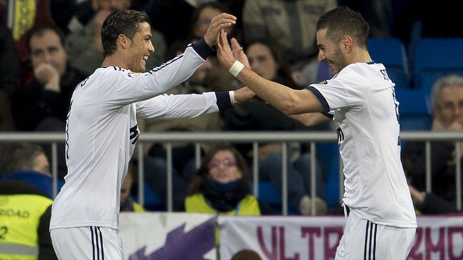 Cristiano Ronaldo y Benzema celebran uno de los goles ante el Sevilla