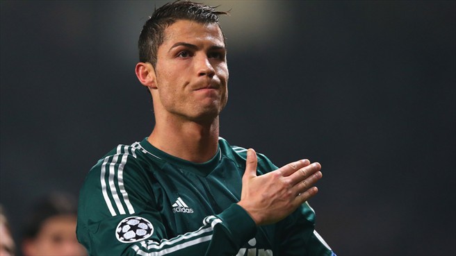 Cristiano Ronaldo saluda a la afición del Manchester United