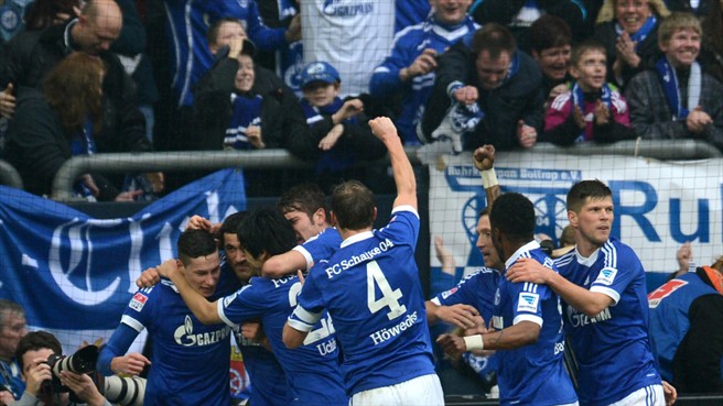 Los jugadores del Schalke celebran un gol ante el Dortmund