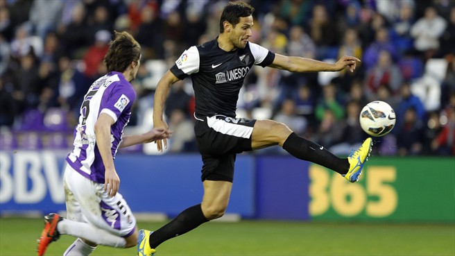 Santa Cruz controla un balón durante el partido contra el Valladolid