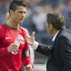 Cristiano Ronaldo y Guttman charlan durante el Israel - Portugal