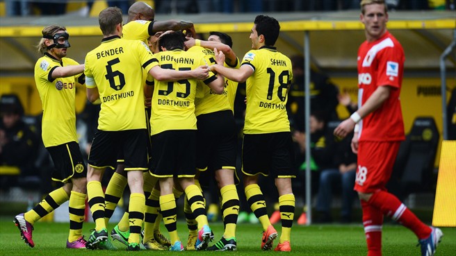 Los jugadores del Borussia Dortmund celebran uno de los goles ante el Ausburgo