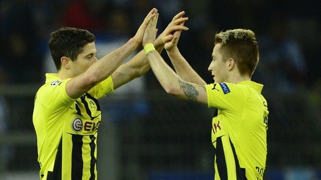 Lewandowski y Reus celebran uno de los goles del Borussia Dortmund ante el Málaga