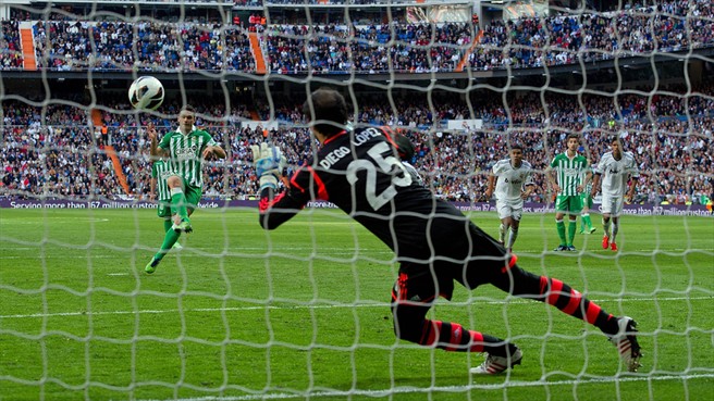 Jorge Molina lanza un penalti ante Diego López
