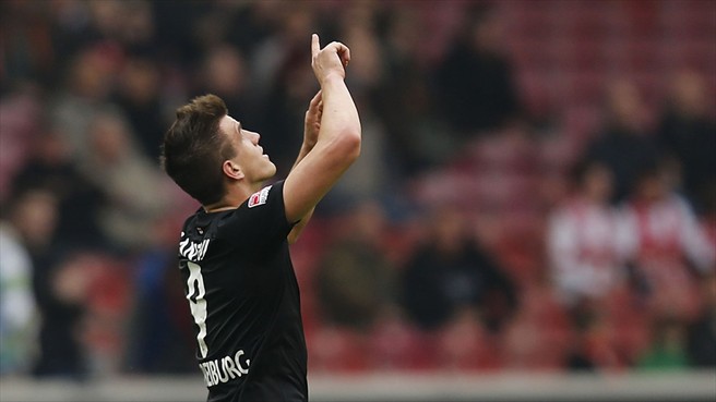 Santini celebra su gol ante el Stuttgart