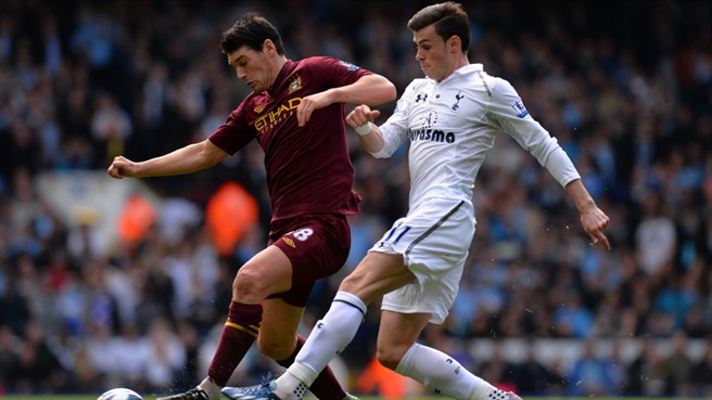 Bale y Barry luchan por un balón