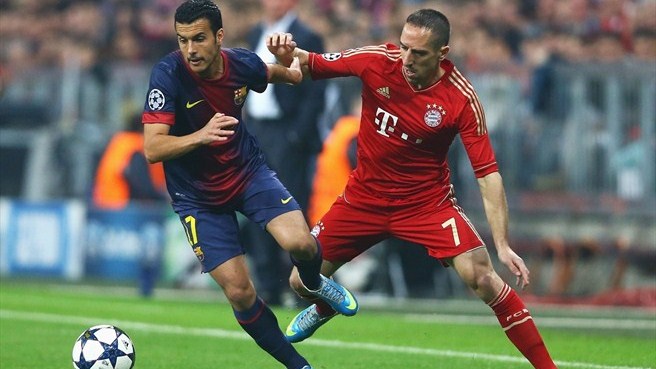 Pedro y Ribery luchan por un balón