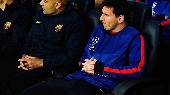 Messi en el banquillo durante el partido ante el Bayern