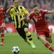 Gundogan y Ribery luchan por un balón