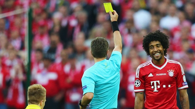 Dante ve la tarjeta amarilla ante el Borussia Dortmund