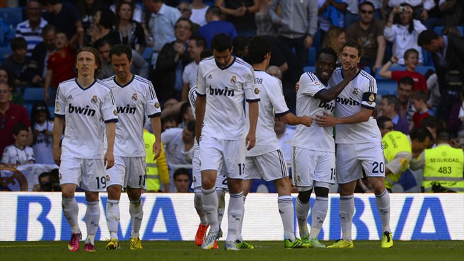 Los jugadores del Real Madrid celebran uno de los goles ante el Osasuna