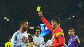 Sergio Ramos recibe una tarjeta amarilla ante el Dortmund