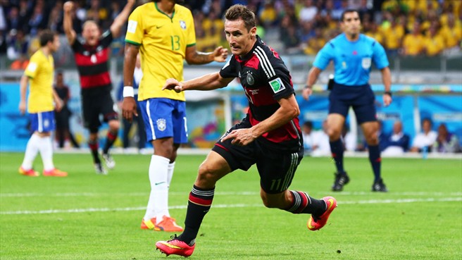 Klose celebra su gol ante Brasil