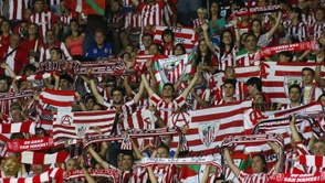 La afición del Athletic durante el partido ante el Nápoles