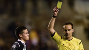 James Rodríguez ve la tarjeta amarilla ante el Rayo Vallecano