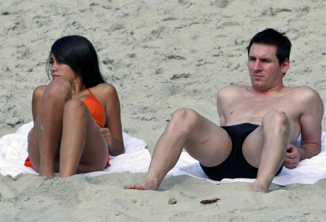 Messy y su novia en la playa