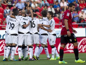 Los jugadores del Valencia celebran el 0-1.