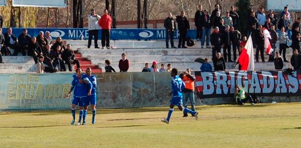 Celebración de Víctor Bravo, gol de penalti en el min 27.