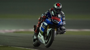 Lorenzo y las Yamaha dominan en el debut de Catar
