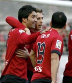  El centrocampista iraní del Osasuna Javad Nekounam celebra su segundo gol junto a sus compañeros Nacho Monrea ly Javier Calleja