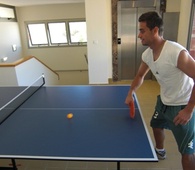 Casto jugando pin pong