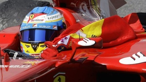 Toque de atención a Alonso por coger la bandera de España