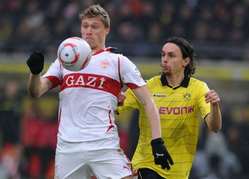 El delantero del Stuttgart, el ruso Pavel Pogrebnyak), es marcado por el defensa del Borrusia Dortmund, Neven Subotic