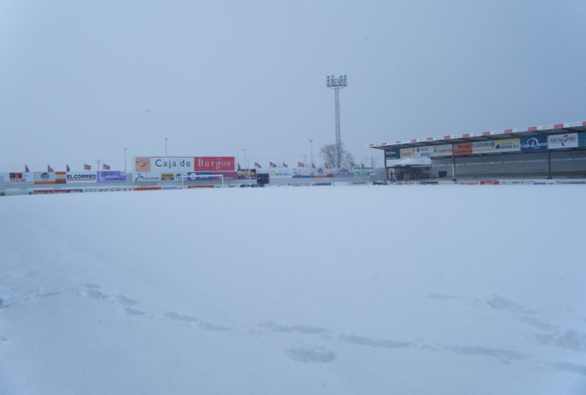 Anduva (estadio del Mirandes) está totalmente nevado