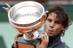 Rafa Nadal levanta el trofeo de campeón de Roland Garros 2012
