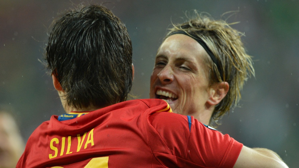 Silva y Torres celebran un gol