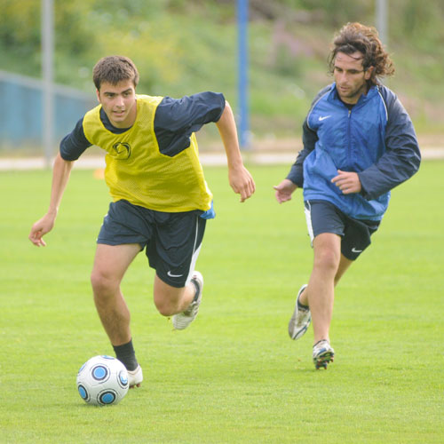 20090724-pelayo conduce el baln presionado x manu bsto