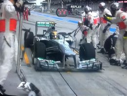 Hamilton se equivocó de equipo en los pits