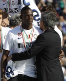 Mourinho celebra con Balotelli, durante la ceremonia de premiación al final de la Serie A partido de fútbol en Siena