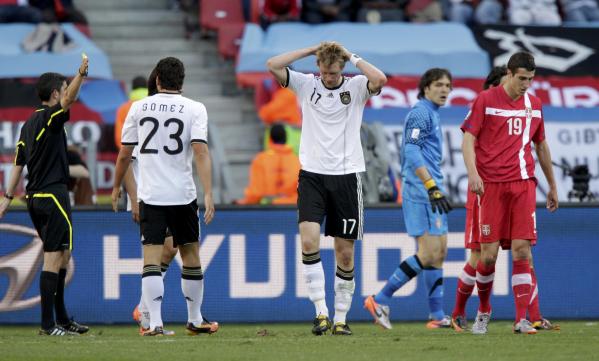 Mertesacker Alemania reacciona cerca Petrovic de Serbia durante los últimos minutos de un partido del Mundial 2010 de fútbol del Grupo D en Port Elizabeth