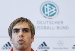 Nacional alemán de fútbol de selecciones jugador Philipp Lahm direcciones de una conferencia de prensa en La Hulpe