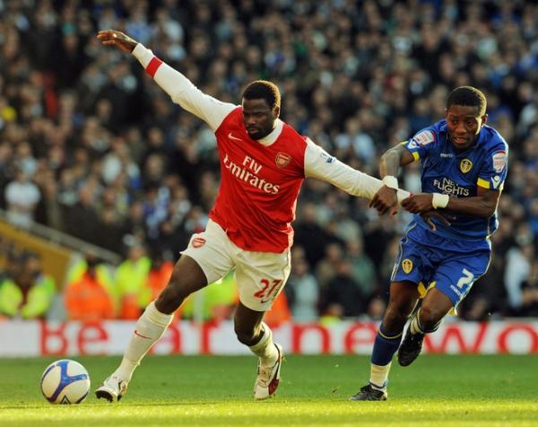 Côte d?Ivoire centrocampista del Arsenal Emmanuel Eboue (L) compite con Costa de Marfil Leeds United el delantero Max Gradel (R) durante el partido de la Copa FA del fútbol tercera ronda entre el Arsenal y Leeds United en el Emirates Stadium, al norte de 