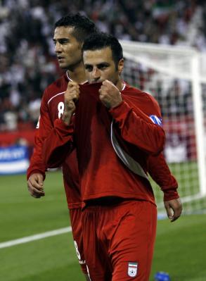 Gholam Reza de Irán Rezaei celebra su gol contra Irán junto con su compañero Masoud Shojaei 2011 durante su partido de la Copa Asiática de fútbol del Grupo D en el Al Rayyan estadio en Doha