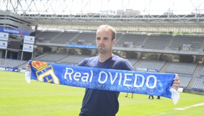 Sergio García con la bufanda del Real Oviedo en el Tartiere