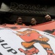 Miembros del Komando Kemando exhiben su pancarta en el bar Donald, su sede social