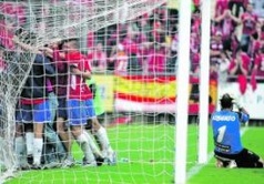 Los jugadores del Girona abrazan a Kiko Ratón tras anotar el penalti que mandó al Real Murcia a Segunda B en 2010