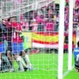 Los jugadores del Girona abrazan a Kiko Ratón tras anotar el penalti que mandó al Real Murcia a Segunda B en 2010