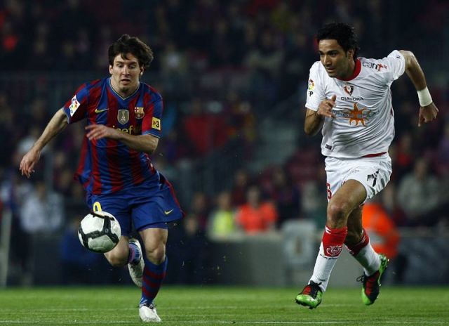 Messi y Nekounam disputan un balón en el Barça-Osasuna
