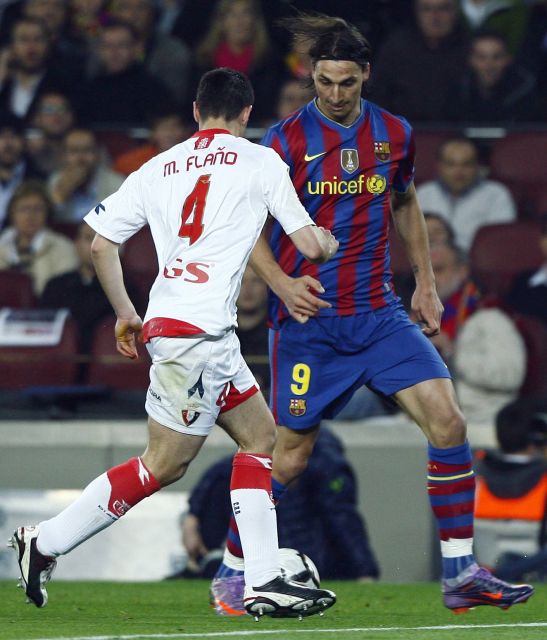 Ibrahimovic (derecha) disputando un balón a Flano