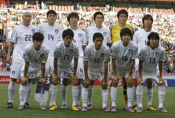 selección nacional de fútbol de Corea del Sur posa para una foto del equipo durante un partido de Mundial de 2010 contra la segunda ronda de la Copa Uruguay, en Port Elizabeth