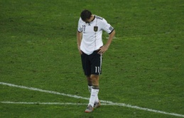 Miroslav Klose Alemania reacciona con tristeza tras el partido del Mundo 2010 de fútbol semi-final contra España en el estadio Moisés Mabhida en Durban