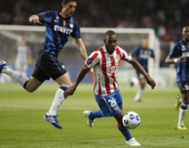 Milito del Inter de Milán retos Perea del Atlético de Madrid durante el partido de fútbol Supercopa de Europa en el Louis II en Mónaco el estadio
