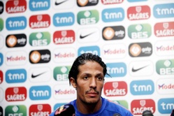 Bruno Alves Portugal, habla durante una conferencia de prensa tras una sesión de entrenamiento en el estadio de Ulleval en Oslo