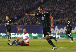 Dzeko VfL Wolfsburg celebra gol ante el Hamburgo SV durante el partido de fútbol de la Bundesliga alemana en Hamburgo