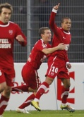 Mathieu Dossevi de Valenciennes celebra después de anotar un gol ante el París Saint Germain durante el partido de Copa de la Liga francesa de fútbol en Valenciennes