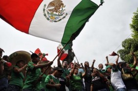 los aficionados del fútbol mexicano, celebrar la victoria de su equipo contra Francia durante la Copa Mundial de la FIFA en Villahermosa